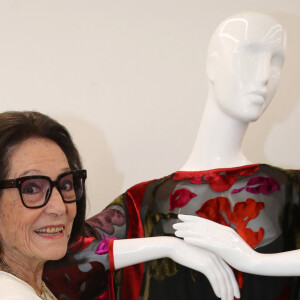 Exclusif - Nana Mouskouri admire avec émotion les robes qu'elle a portées sur les scènes du monde entier - Exposition des robes de scènes de Nana Mouskouri à la Galerie Sabine Bayasli en vue de leur Vente aux enchères (le 19 juin 2023) au profit de la Fondation des Hôpitaux. Paris le 13 Juin 2023. © Bertrand Rindoff / Bestimage 