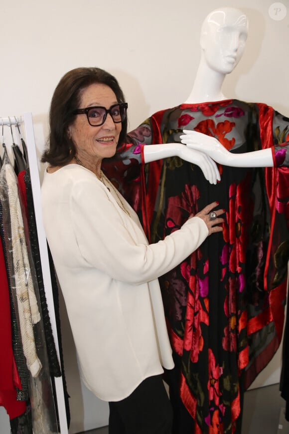 Exclusif - Nana Mouskouri admire avec émotion les robes qu'elle a portées sur les scènes du monde entier - Exposition des robes de scènes de Nana Mouskouri à la Galerie Sabine Bayasli en vue de leur Vente aux enchères (le 19 juin 2023) au profit de la Fondation des Hôpitaux. Paris le 13 Juin 2023. © Bertrand Rindoff / Bestimage 