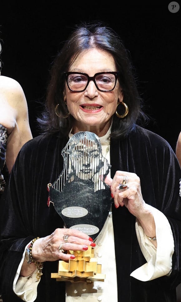 Nana Mouskouri avec son prix de la meilleure chanteuse au monde - Cérémonie des " Maria Callas " Awards à l'Opéra de Monte-Carlo avec I.Efthimiou, Présidente & Fondatrice du Monaco Gala & Awards. Le Maria Callas Monaco Gala & Awards devient une institution annuelle à Monaco destinée à célébrer l'art et l'opéra ainsi qu'à défendre chaque année une nouvelle cause caritative. Le 12 mai 2023 à Monaco. © Claudia Albuquerque / Bestimage 