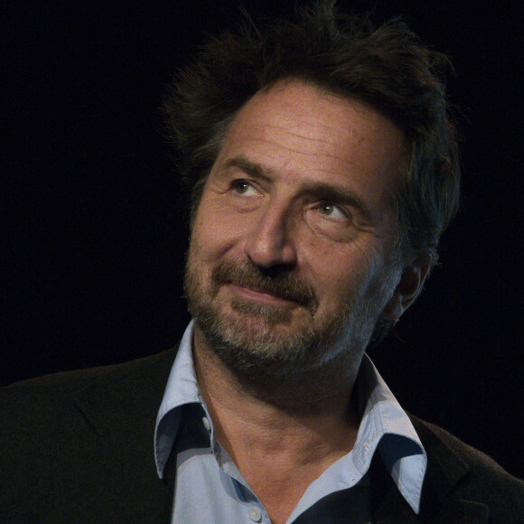 Edouard Baer est sur la scène de la comédie Odéon pour une conversation lors du Festival Lumière à Lyon le 11 octobre 2021. © Sandrine Thesillat / Panoramic / Bestimage  