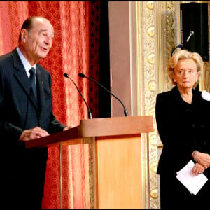 Le Président Jacques Chirac et sa femme Bernadette - Cérémonie de remise de décorations à l'Elysée.