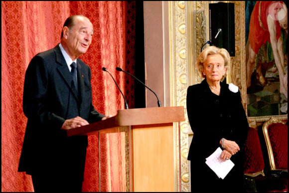 Le Président Jacques Chirac et sa femme Bernadette - Cérémonie de remise de décorations à l'Elysée.