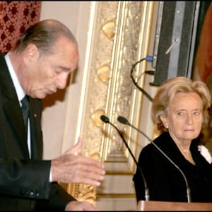 Le président Jacques Chirac et sa femme Bernadette - Cérémonie de remise de décorations à l'Elysée.
