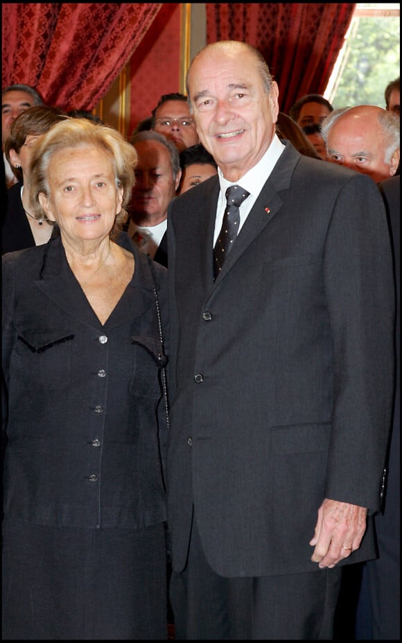 Mais sa collaboration avec Jacques Chirac prendra fin suite à l'échec cuisant du RPR aux européennes en 1979... Situation qui aurait réjoui Bernadette Chirac, l'épouse du polititien.
Le président Jacques Chirac et sa femme Bernadette - Cérémonie de remise de décorations au Palais de l'Elysée.