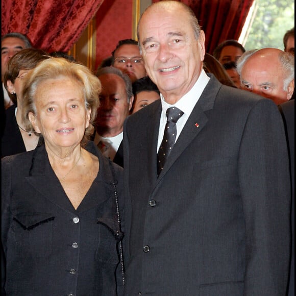 Mais sa collaboration avec Jacques Chirac prendra fin suite à l'échec cuisant du RPR aux européennes en 1979... Situation qui aurait réjoui Bernadette Chirac, l'épouse du polititien.
Le président Jacques Chirac et sa femme Bernadette - Cérémonie de remise de décorations au Palais de l'Elysée.