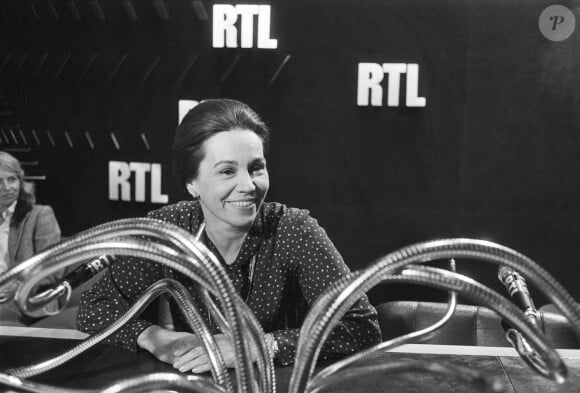 Archives - En France, à Paris, portrait de Marie-France Garaud aux micros dans un des studios de la radio RTL