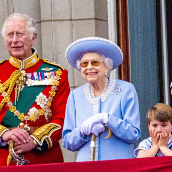 Le prince Charles, prince de Galles, La reine Elisabeth II d'Angleterre, Catherine (Kate) Middleton, duchesse de Cambridge, le prince Louis de Cambridge - Les membres de la famille royale saluent la foule depuis le balcon du Palais de Buckingham, lors de la parade militaire "Trooping the Colour" dans le cadre de la célébration du jubilé de platine (70 ans de règne) de la reine Elizabeth II à Londres, le 2 juin 2022. 