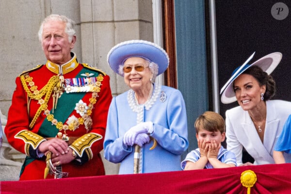 El Príncipe Carlos, el Príncipe de Gales, la Reina Isabel II de Inglaterra, Catherine (Kate) Middleton, la Duquesa de Cambridge, el Príncipe Luis de Cambridge - Miembros de la familia real saludan a la multitud desde el balcón del Palacio de Buckingham, durante el “Trooping the Color” desfile militar como parte de la celebración del jubileo de platino (70 años de reinado) de la reina Isabel II en Londres, el 2 de junio de 2022.