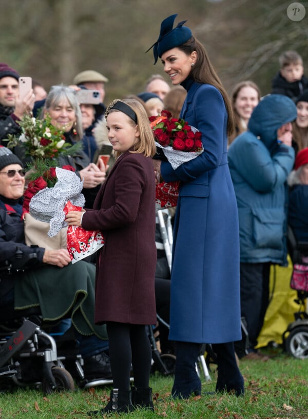 Catherine (Kate) Middleton, Princesa de Gales, Princesa Charlotte de Gales, Mia Tindall: miembros de la familia real británica durante la misa de Navidad de la mañana en la iglesia de Santa María Magdalena en Sandringham, el 25 de diciembre de 2023.
