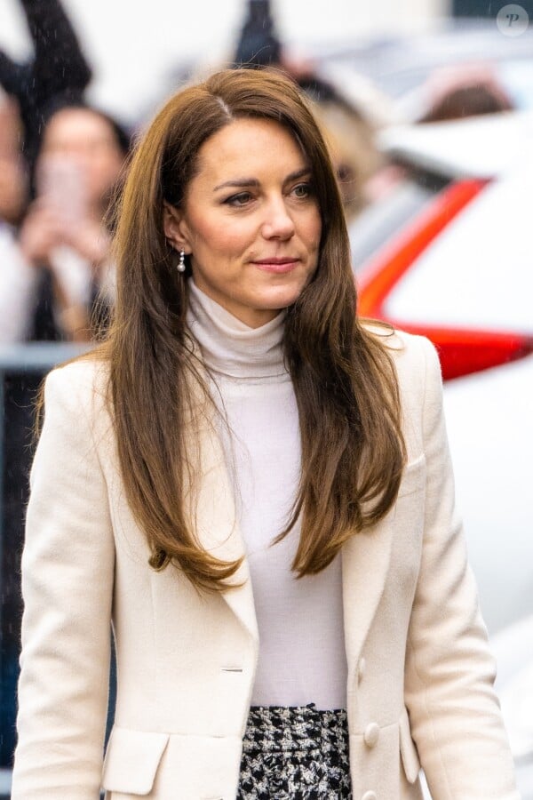 El Príncipe William, Príncipe de Gales, y Catherine (Kate) Middleton, Princesa de Gales, llegan al Aberavon Leisure and Fitness Center en Port Talbot para conocer a las comunidades locales y descubrir cómo el deporte y el ejercicio pueden apoyar la salud mental y el bienestar. 28 de febrero de 2023. En el lugar participaron de una clase de spinning.