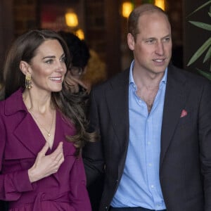 Elle est soutenue par son époux le prince William
Le prince William, prince de Galles, et Catherine (Kate) Middleton, princesse de Galles, en visite à Birmingham, le 20 avril 2023. 