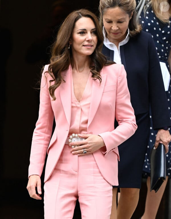 Catherine (Kate) Middleton, Princesa de Gales, abandona su visita al Museo Foundling en Londres, Reino Unido, el 25 de mayo de 2023, para reunirse con quienes abandonan el cuidado y reciben apoyo del museo, y con padres adoptivos y cuidadores para discutir la vida de toda la vida. impacto que las relaciones positivas y de apoyo pueden tener para los niños y jóvenes.