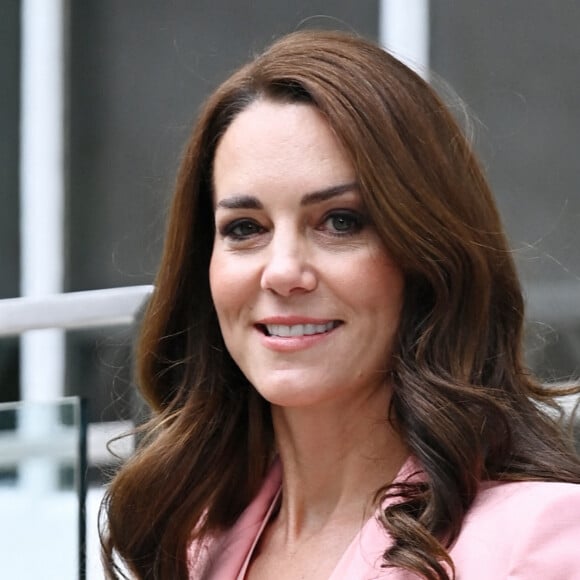 Mais selon une nouvelle rumeur, Kate Middleton ne pourrait pas assurer de sortie officielle en 2024
Catherine (Kate) Middleton, princesse de Galles, à la sortie de sa visite au Foundling Museum de Londres, Royaume Uni, le 25 mai 2023, pour rencontrer des sortants de soins qui sont soutenus par le musée, et avec des parents adoptifs et des aidants pour discuter de l'impact permanent que des relations positives et de soutien peuvent avoir pour les enfants et les jeunes personnes.