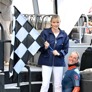 "Lors de cette plongée spectaculaire Pierre Frolla a récupéré le drapeau à damier symbolique du 81ème Grand Prix de Monaco de Formule 1"
La princesse Charlene de Monaco a assisté à la descente en apnee de l'ancien champion du monde Pierre Frolla qui a recuperé le drapeau du grand prix de formule 1 de Monaco et le lui a remis, dans la baie de Monaco, le 22 mai 2024.