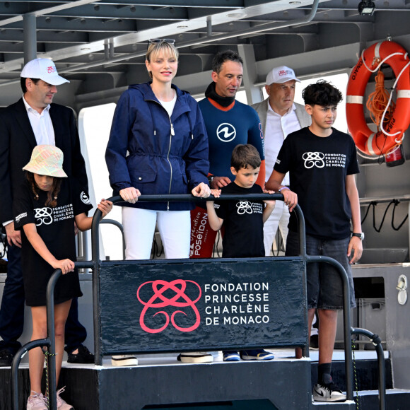 "Ce drapeau, emblème du prestigieux événement sportif du Grand Prix de Monaco, a été ramené à la surface pour être signé par S.A.S le Prince Albert II, S.A.S la Princesse Charlène, ainsi que par les pilotes de F1 participants au championnat du monde 2024. "
La princesse Charlene de Monaco a assisté à la descente en apnee de l'ancien champion du monde Pierre Frolla qui a recuperé le drapeau du grand prix de formule 1 de Monaco et le lui a remis, dans la baie de Monaco, le 22 mai 2024.