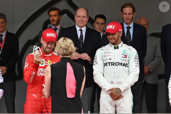 La princesse Charlene a l'habitude de remettre les prix aux vainqueurs
Le prince Albert II de Monaco, la princesse Charlene, Pierre Casiraghi, Louis Ducruet, Andrea Casiraghi durant le 77 eme Grand Prix de Formule 1 de Monaco remporté par Lewis Hamilton, suivi par Sebastian Vettel et Valtteri Bottas le 26 mai 2019. © Bruno Bebert : Bestimage 