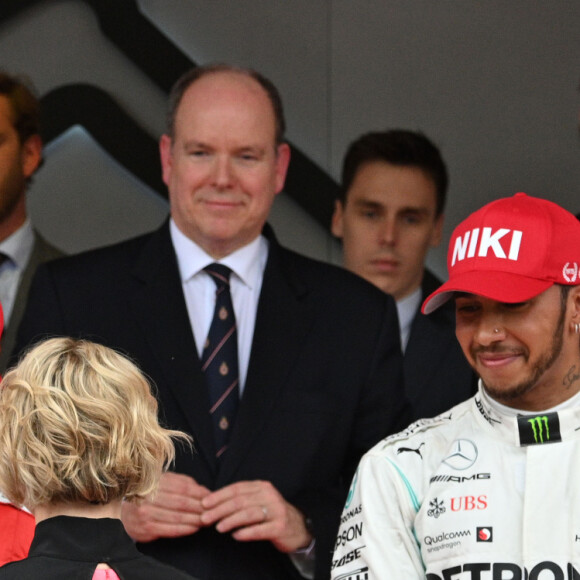 La princesse Charlene a l'habitude de remettre les prix aux vainqueurs
Le prince Albert II de Monaco, la princesse Charlene, Pierre Casiraghi, Louis Ducruet, Andrea Casiraghi durant le 77 eme Grand Prix de Formule 1 de Monaco remporté par Lewis Hamilton, suivi par Sebastian Vettel et Valtteri Bottas le 26 mai 2019. © Bruno Bebert : Bestimage 