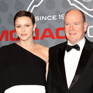 Grand chef d'orchestre du Grand Prix de F1, le prince Albert a pu compter sur la présence de son épouse Charlene
La princesse Charlene de Monaco et le prince Albert II de Monaco - Dîner de gala du 80ème Grand Prix de Formule 1 de Monaco remporté par le pilote Red Bull M. Verstappen, à Monaco