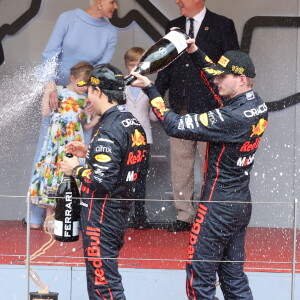 Sergio Perez, Max Verstappen, la princesse Charlene de Monaco, la princesse Gabriella de Monaco, comtesse de Carladès, le prince Albert II de Monaco et le prince Jacques de Monaco, marquis des Baux lors du Grand Prix de Monaco 2022 de F1, à Monaco, le 29 mai 2022. © Claudia Albuquerque/Bestimage 