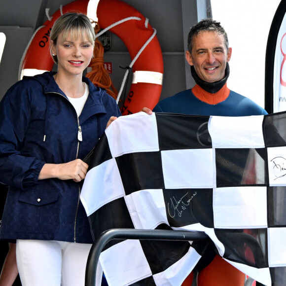 La princesse Charlene de Monaco a assisté à la descente en apnee de l'ancien champion du monde Pierre Frolla qui a recuperé le drapeau du grand prix de formule 1 de Monaco et le lui a remis, dans la baie de Monaco, le 22 mai 2024. La princesse accompagnée par son frère Gareth Wittstock qui a lui aussi plongé avec Pierre Frolla a signé le drapeau à damiers du Grand Prix de F1. L'opération Poseïdon en partenariat avec la Fondation Princesse Charlene va tendre à sensibiliser durant toute la période du Granc Prix, le public aux risques de noyades et aux gestes qui sauvent. © Bruno Bebert/Bestimage 