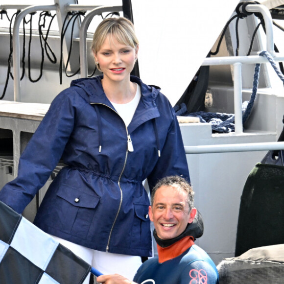 La princesse Charlene de Monaco a assisté à la descente en apnee de l'ancien champion du monde Pierre Frolla qui a recuperé le drapeau du grand prix de formule 1 de Monaco et le lui a remis, dans la baie de Monaco, le 22 mai 2024. La princesse accompagnée par son frère Gareth Wittstock qui a lui aussi plongé avec Pierre Frolla a signé le drapeau à damiers du Grand Prix de F1. L'opération Poseïdon en partenariat avec la Fondation Princesse Charlene va tendre à sensibiliser durant toute la période du Granc Prix, le public aux risques de noyades et aux gestes qui sauvent. © Bruno Bebert/Bestimage 
