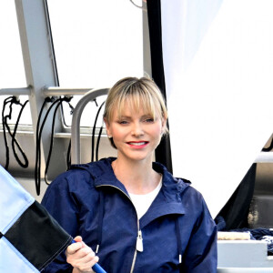 La princesse Charlene de Monaco a assisté à la descente en apnee de l'ancien champion du monde Pierre Frolla qui a recuperé le drapeau du grand prix de formule 1 de Monaco et le lui a remis, dans la baie de Monaco, le 22 mai 2024. La princesse accompagnée par son frère Gareth Wittstock qui a lui aussi plongé avec Pierre Frolla a signé le drapeau à damiers du Grand Prix de F1. L'opération Poseïdon en partenariat avec la Fondation Princesse Charlene va tendre à sensibiliser durant toute la période du Granc Prix, le public aux risques de noyades et aux gestes qui sauvent. © Bruno Bebert/Bestimage 
