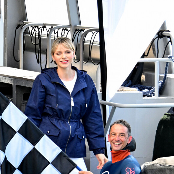 La princesse Charlene de Monaco a assisté à la descente en apnee de l'ancien champion du monde Pierre Frolla qui a recuperé le drapeau du grand prix de formule 1 de Monaco et le lui a remis, dans la baie de Monaco, le 22 mai 2024. La princesse accompagnée par son frère Gareth Wittstock qui a lui aussi plongé avec Pierre Frolla a signé le drapeau à damiers du Grand Prix de F1. L'opération Poseïdon en partenariat avec la Fondation Princesse Charlene va tendre à sensibiliser durant toute la période du Granc Prix, le public aux risques de noyades et aux gestes qui sauvent. © Bruno Bebert/Bestimage 