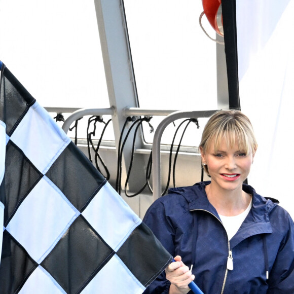La princesse Charlene de Monaco a assisté à la descente en apnee de l'ancien champion du monde Pierre Frolla qui a recuperé le drapeau du grand prix de formule 1 de Monaco et le lui a remis, dans la baie de Monaco, le 22 mai 2024. La princesse accompagnée par son frère Gareth Wittstock qui a lui aussi plongé avec Pierre Frolla a signé le drapeau à damiers du Grand Prix de F1. L'opération Poseïdon en partenariat avec la Fondation Princesse Charlene va tendre à sensibiliser durant toute la période du Granc Prix, le public aux risques de noyades et aux gestes qui sauvent. © Bruno Bebert/Bestimage 
