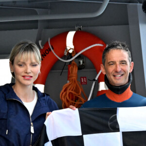 La princesse Charlene de Monaco a assisté à la descente en apnee de l'ancien champion du monde Pierre Frolla qui a recuperé le drapeau du grand prix de formule 1 de Monaco et le lui a remis, dans la baie de Monaco, le 22 mai 2024. La princesse accompagnée par son frère Gareth Wittstock qui a lui aussi plongé avec Pierre Frolla a signé le drapeau à damiers du Grand Prix de F1. L'opération Poseïdon en partenariat avec la Fondation Princesse Charlene va tendre à sensibiliser durant toute la période du Granc Prix, le public aux risques de noyades et aux gestes qui sauvent. © Bruno Bebert/Bestimage 