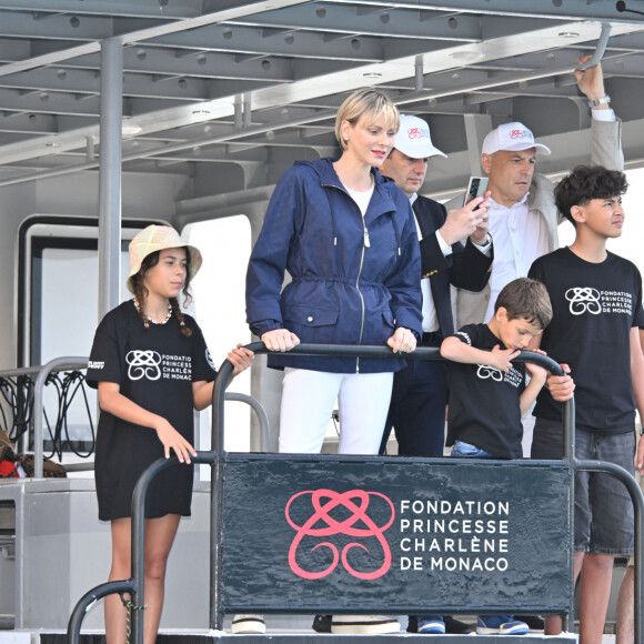 La princesse Charlene de Monaco a assisté à la descente en apnee de l'ancien champion du monde Pierre Frolla qui a recuperé le drapeau du grand prix de formule 1 de Monaco et le lui a remis, dans la baie de Monaco, le 22 mai 2024. La princesse accompagnée par son frère Gareth Wittstock qui a lui aussi plongé avec Pierre Frolla a signé le drapeau à damiers du Grand Prix de F1. L'opération Poseïdon en partenariat avec la Fondation Princesse Charlene va tendre à sensibiliser durant toute la période du Granc Prix, le public aux risques de noyades et aux gestes qui sauvent. © Bruno Bebert/Bestimage 
