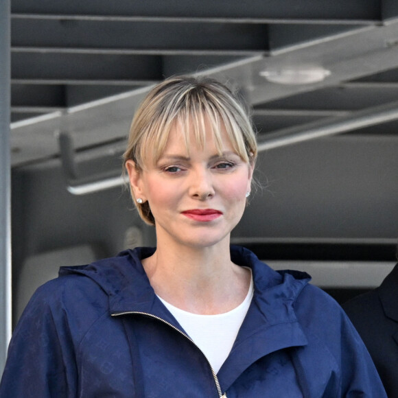 La princesse Charlene de Monaco a assisté à la descente en apnee de l'ancien champion du monde Pierre Frolla qui a recuperé le drapeau du grand prix de formule 1 de Monaco et le lui a remis, dans la baie de Monaco, le 22 mai 2024. La princesse accompagnée par son frère Gareth Wittstock qui a lui aussi plongé avec Pierre Frolla a signé le drapeau à damiers du Grand Prix de F1. L'opération Poseïdon en partenariat avec la Fondation Princesse Charlene va tendre à sensibiliser durant toute la période du Granc Prix, le public aux risques de noyades et aux gestes qui sauvent. © Bruno Bebert/Bestimage 