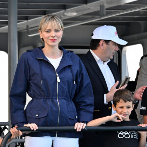La princesse Charlene de Monaco a assisté à la descente en apnee de l'ancien champion du monde Pierre Frolla qui a recuperé le drapeau du grand prix de formule 1 de Monaco et le lui a remis, dans la baie de Monaco, le 22 mai 2024. La princesse accompagnée par son frère Gareth Wittstock qui a lui aussi plongé avec Pierre Frolla a signé le drapeau à damiers du Grand Prix de F1. L'opération Poseïdon en partenariat avec la Fondation Princesse Charlene va tendre à sensibiliser durant toute la période du Granc Prix, le public aux risques de noyades et aux gestes qui sauvent. © Bruno Bebert/Bestimage 
