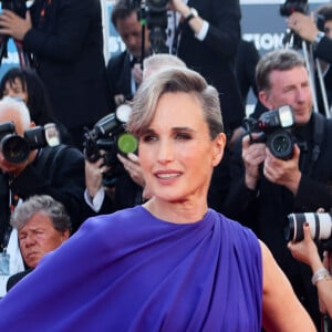 Une ultime montée des marches fut organisée peu avant cette cérémonie
Andie MacDowell - Montée des marches pour la cérémonie de clôture du 77ème Festival International du Film de Cannes au Palais des Festivals à Cannes. Le 25 mai 2024 © Christophe Clovis / Bestimage 