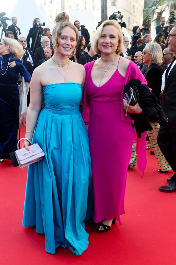 Daniela Elstner et sa fille - Montée des marches pour la cérémonie de clôture du 77ème Festival International du Film de Cannes au Palais des Festivals à Cannes. Le 25 mai 2024 © Christophe Clovis / Bestimage 