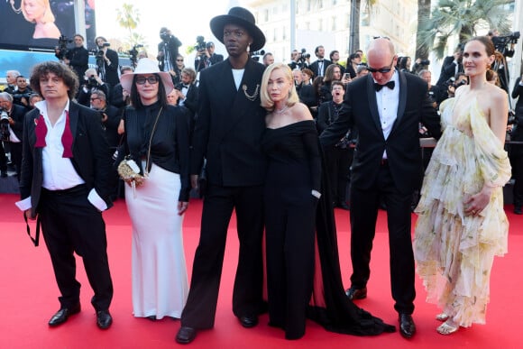 Gilles Porte, Nathalie Chifflet, Baloji, Emmanuelle Béart, Pascal Buron, Zoé Wittock (Jury Caméra d'Or) - Montée des marches pour la cérémonie de clôture du 77ème Festival International du Film de Cannes au Palais des Festivals à Cannes. Le 25 mai 2024 © Christophe Clovis / Bestimage 