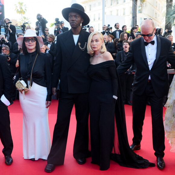 Gilles Porte, Nathalie Chifflet, Baloji, Emmanuelle Béart, Pascal Buron, Zoé Wittock (Jury Caméra d'Or) - Montée des marches pour la cérémonie de clôture du 77ème Festival International du Film de Cannes au Palais des Festivals à Cannes. Le 25 mai 2024 © Christophe Clovis / Bestimage 