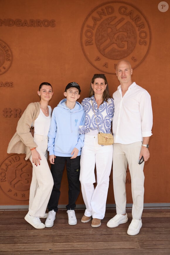 Thierry Omeyer, sa femme Laurence et leurs enfants Lorsi et Manon au village lors des Internationaux de France de tennis de Roland Garros 2024, à Paris, le 26 mai 2024. © Jacovides-Moreau/Bestimage