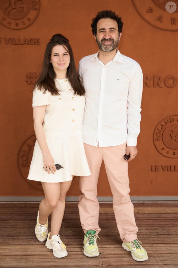 Mathieu Madenian et sa compagne au village lors des Internationaux de France de tennis de Roland Garros 2024, à Paris, France, le 26 mai 2024. © Jacovides-Moreau/Bestimage