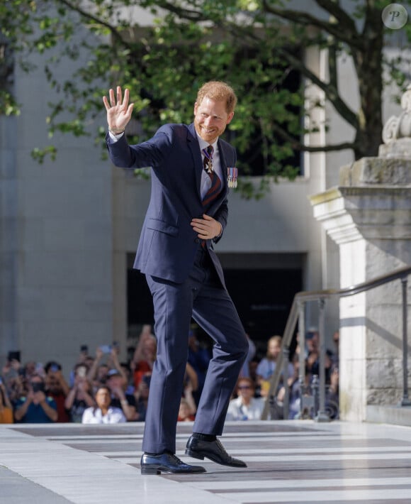 Le prince Harry, duc de Sussex arrive à la célébration du 10ème anniversaire des Invictus Games, en la cathédrale Saint-Paul à Londres, le 8 mai 2024. Venu sans sa femme et ses enfants, il ne rencontrera pas son père qui lutte actuellement contre un cancer. © Jonathan Buckmaster/Mirropix/Bestimage 