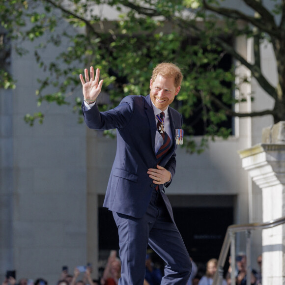 Le prince Harry, duc de Sussex arrive à la célébration du 10ème anniversaire des Invictus Games, en la cathédrale Saint-Paul à Londres, le 8 mai 2024. Venu sans sa femme et ses enfants, il ne rencontrera pas son père qui lutte actuellement contre un cancer. © Jonathan Buckmaster/Mirropix/Bestimage 