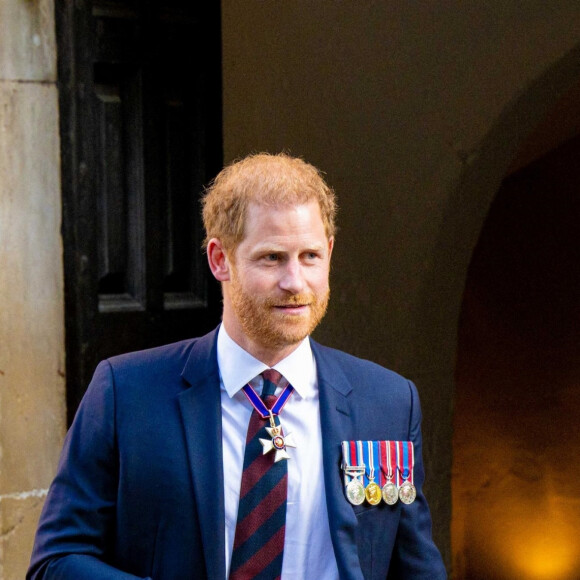 Le prince Harry, duc de Sussex arrive à la célébration du 10ème anniversaire des Invictus Games, en la cathédrale Saint-Paul à Londres, le 8 mai 2024. Venu sans sa femme et ses enfants, il ne rencontrera pas son père qui lutte actuellement contre un cancer. © MISC/Backgrid USA/Bestimage 