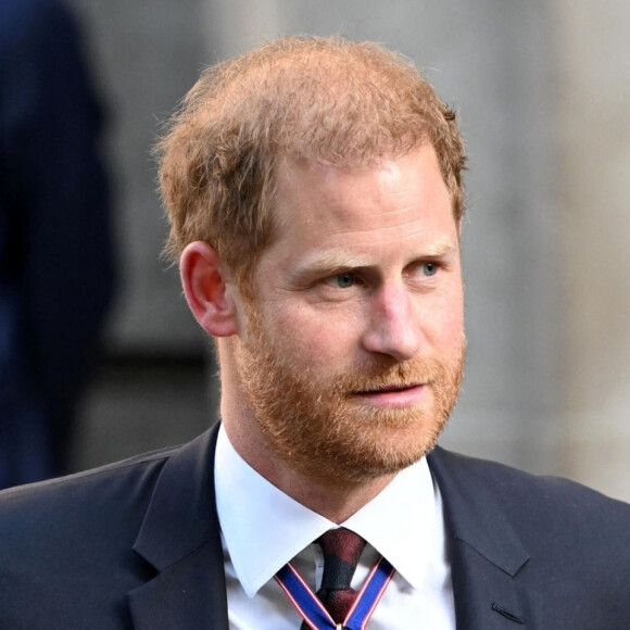 L'emploi du temps surchargé du roi pour ne pas voir Harry lors de sa dernière venue à Londres serait un leurre
Le prince Harry, duc de Sussex arrive à la célébration du 10ème anniversaire des Invictus Games, en la cathédrale Saint-Paul à Londres. Venu sans sa femme et ses enfants, il ne rencontrera pas son père qui lutte actuellement contre un cancer. © Zahu/Backgrid UK/Bestimage 