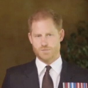 Le prince Harry, duc de Sussex, a honoré son amie le sergent de première classe Elizabeth Marks, en lui remettant le prestigieux prix du soldat de l'année du Military Times, en vidéo 