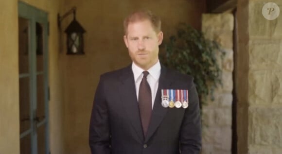 Le prince Harry, duc de Sussex, a honoré son amie le sergent de première classe Elizabeth Marks, en lui remettant le prestigieux prix du soldat de l'année du Military Times, en vidéo 