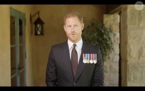 Le prince Harry, duc de Sussex, a honoré son amie le sergent de première classe Elizabeth Marks, en lui remettant le prestigieux prix du soldat de l'année du Military Times, en vidéo. Los Angeles, le 26 avril 2024. 