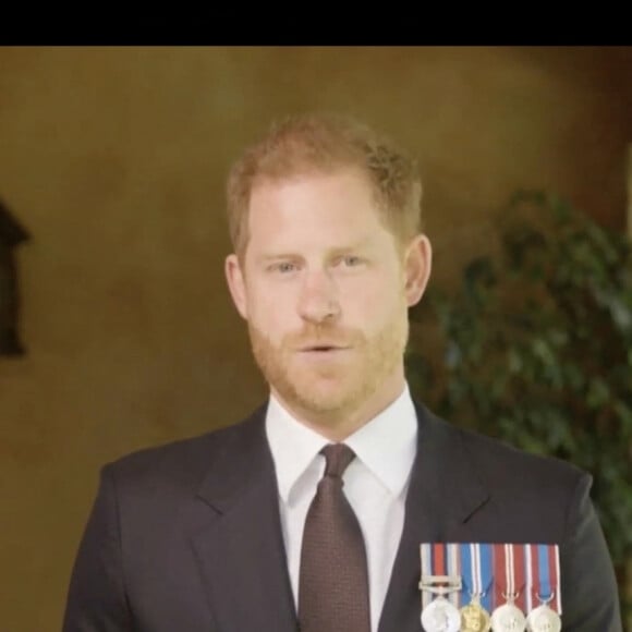 Le prince Harry, duc de Sussex, a honoré son amie le sergent de première classe Elizabeth Marks, en lui remettant le prestigieux prix du soldat de l'année du Military Times, en vidéo. Los Angeles, le 26 avril 2024. 