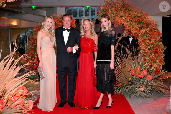 Charles et Camilla de Bourbon des Deux Siciles et leurs filles Maria Chiara et Maria Carolina durant la soirée de gala du 81ème Grand Prix de Formule 1 de Monaco, salle des Etoiles du Sporting de Monaco, le 26 mai 2024. Cette soirée met à l'honneur le vainqueur du Grand Prix, le monégasque Charles Leclerc. © Bruno Bebert/Bestimage 