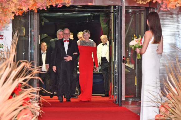 Charlene portait une magnifique robe longue près du corps signée Louis Vuitton
Le prince Albert II de Monaco et la princesse Charlène durant la soirée de gala du 81ème Grand Prix de Formule 1 de Monaco, salle des Etoiles du Sporting de Monaco, le 26 mai 2024. Cette soirée met à l'honneur le vainqueur du Grand Prix, le monégasque Charles Leclerc. © Bruno Bebert/Bestimage 