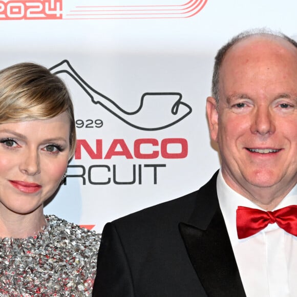 Pour l'occasion, le couple princier a redoublé d'élégance et accordé ses tenues, aux couleurs du drapeau monégasque
Le prince Albert II de Monaco et la princesse Charlène durant la soirée de gala du 81ème Grand Prix de Formule 1 de Monaco, salle des Etoiles du Sporting de Monaco, le 26 mai 2024. Cette soirée met à l'honneur le vainqueur du Grand Prix, le monégasque Charles Leclerc. © Bruno Bebert/Bestimage 