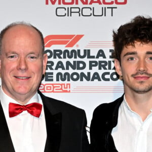 C'est le monégasque Charles Leclerc qui a remporté la course à domicile pour la plus grande fierté du Rocher
La princesse Charlène, le prince Albert II de Monaco, Charles Leclerc et Alexandra Saint Mleux durant la soirée de gala du 81ème Grand Prix de Formule 1 de Monaco, salle des Etoiles du Sporting de Monaco, le 26 mai 2024. Cette soirée met à l'honneur le vainqueur du Grand Prix, le monégasque Charles Leclerc. © Bruno Bebert/Bestimage 